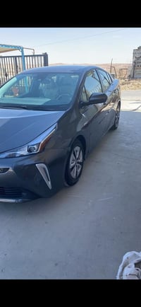 بريوس 2022 فول مواصفات ضربتها اماميه السياره نضيفه جدا ماشيه 57 الف ال...