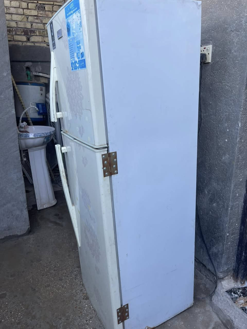 سلام عليكم ثلاجه للبيع ماداخله تصليح ابد شرط الفحص والقناعه ب75 وبيه مجال للطيبين ***********
حله ورديه خارج توصيل موجود
