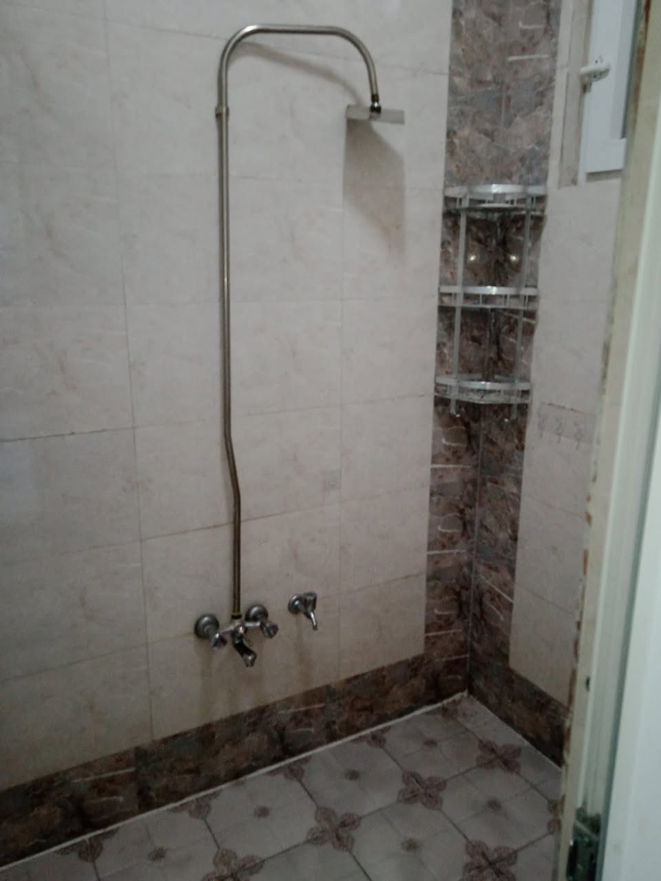 //**دار للايجار** // طابقين بناء حديث ونظيف جداً المساحة 120 م .
**حي الصديق الاولى** / خلف مرطبات البحرين الفرع المقابل لمكتب الصديق للعقار ويقع الدار على شارع 15متر .

الارضية بورسلين والجدران سيراميك وسقوف ثانوية ونظام سبالت وكاونتر كامل الملحقات ومرواح سقفية وسخان وعدة خزانات مياه كبيرة.

***الطابق الاول:***

كراج ومطبخ واستقبال وغرفة نوم وصحيات شرقي وغربي ومنور مسقف .

***الطابق الثاني:***

غرفتين نوم مع هول واسع وصحيات شرقي وغربي وبلكونة مع بيتونة.

للاستفسار يرجى مراسلة الصفحة.

*********** 

‏***********
