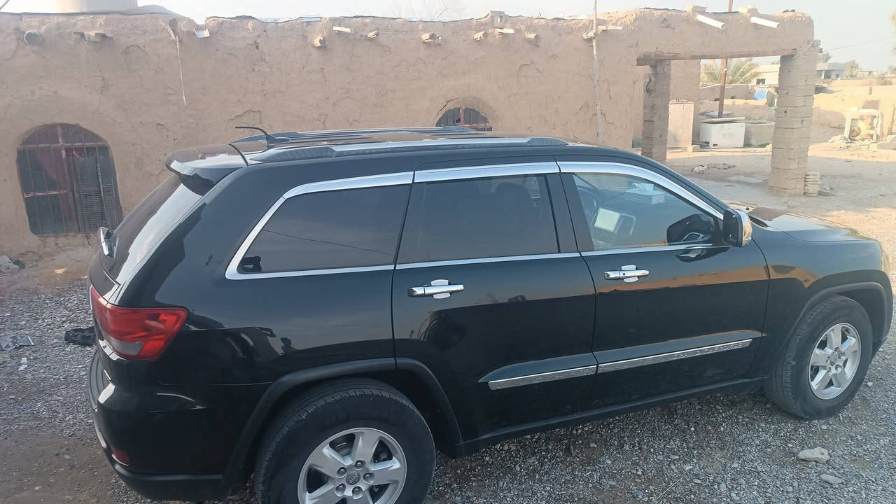 جيب لاريدو شيروكي ١٢للبيع او مراوس ابكامري فقط ***********
