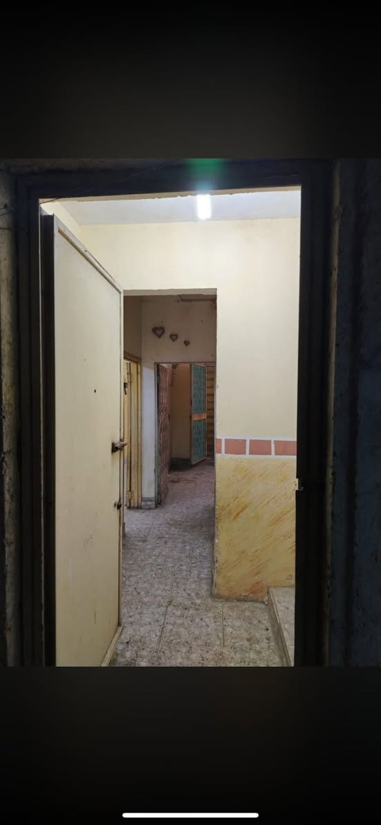 شقه طابق اول موفقيه قرب شارع بغداد تتكون غرفتين وصاله ومطبخ وحمام رايد اله تعديلات بسيطه وينكص من لاجار سعر250قفل لحد يجي ويكول طيحولي..***********
