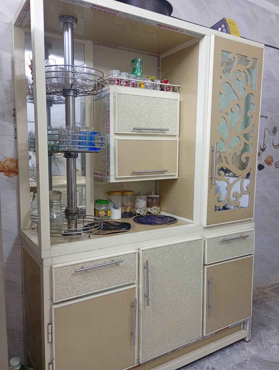 كاونتر البيع سعر 300 أو بي مجال وثلاجه حجم كبير 200 أو بي مجال المكان الزعفرنيه  *********** المعلومات اتصل
