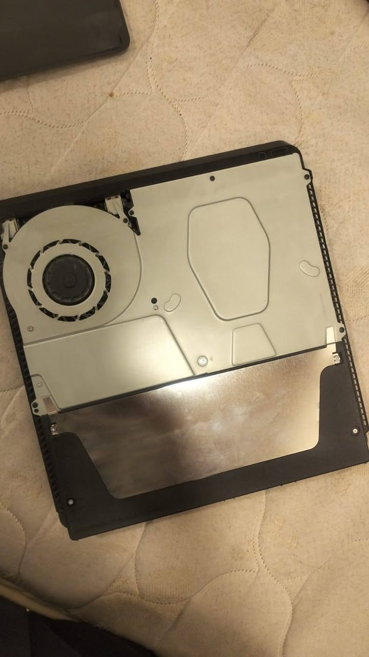 بلي 4 للبيع نضيف جدا ما مفتوح ابد وياه 4 اقراص بتل فيلد و جي تي اي و فيفا 24 و فاركراي جوستك عدد 2
500 كيكا
 السعر  275 قفل العنوان البصرة ابو الخصيب واتساب ***********
