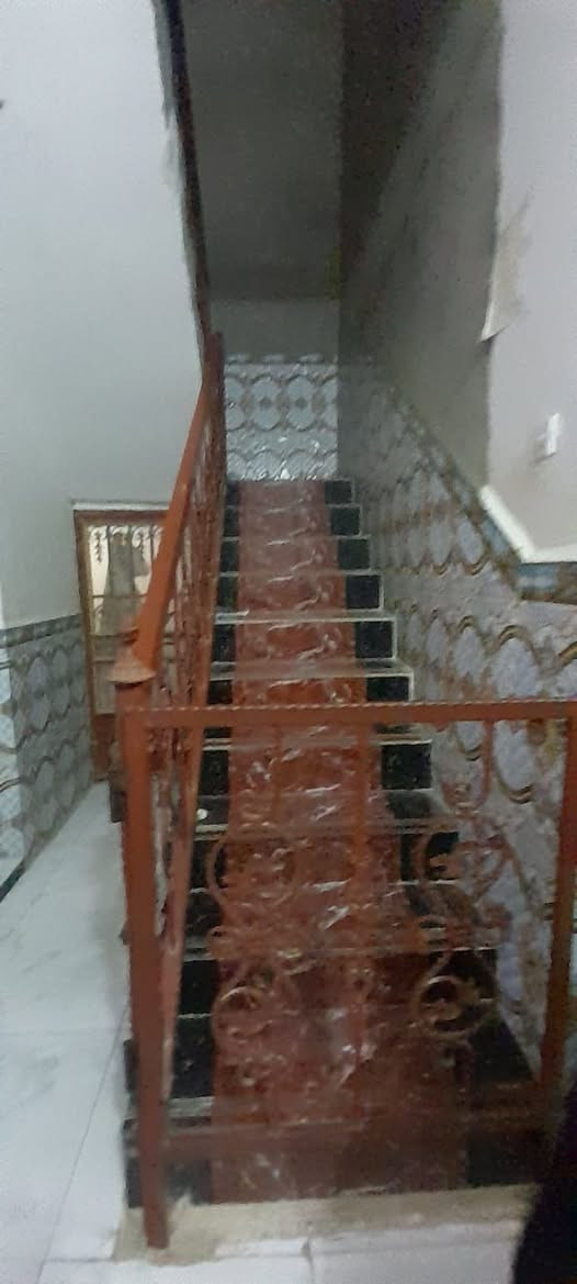 دار للبيع المساحه 200 متر يحتوي على غرفتين وصاله وستقبال ومطبخ وصحياة وحمام العنوان حي العسكري شارع 60 عرض الشارع 20متر كافة الخدمات تبليط مجاري رصفه كهرباء ماء العنوان حي العسكري شارع 60 قرب ابواحمد الحداد مرجعة مكتب الكعبي للعقار *********** وتساب اتصال
