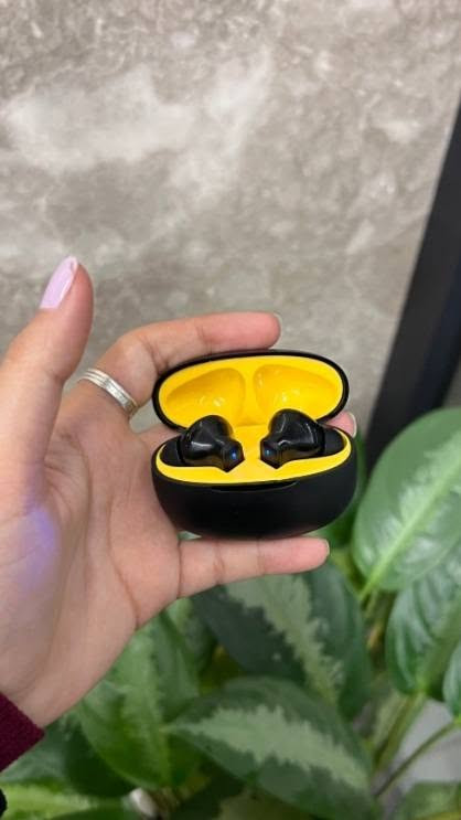 عرض خاص فقط 15 الف والكمية محدودة 

🎧🔥 صوت قوي وحريّة كاملة مع realme Buds T110!

باس عميق وصوت نقي بمشغّل 10 ملم 🎶
اتصال سريع وثابت Bluetooth 5.3 ⚡
وضع Low Latency مثالي للألعاب 🎮
مقاومة ماء + مكالمات أوضح بعزل الضوضاء 💧📞

خلي موسيقاك معك بكل وقت 🚀

🎧سماعات realme Buds T110 اللاسلكية – صوت ديناميكي وبطارية طويلة

• الموديل: RMA2306

سماعات لاسلكية من realme بتصميم عملي، موجهة للاستخدام اليومي مع صوت واضح واتصال ثابت.

المميزات:
 • مشغّل صوت ديناميكي بحجم 10 ملم لتجربة صوتية قوية.
 
• اتصال لاسلكي بتقنية Bluetooth 5.3.
 
• وضع Low Latency بزمن استجابة 88ms.
 
• مقاومة للماء بمعيار IPX5.
 
• دعم AI ENC لتقليل ضوضاء المكالمات.

 
 • المشغّل الصوتي: 10mm Dynamic Bass Driver
 • الاتصال: Bluetooth 5.3
 • زمن الاستجابة: 88ms Super Low Latency
 • تحسين المكالمات: AI ENC Noise Cancellation

يوجد توصيل لكافة محافظات العراق : 
بغداد 3 الاف ومحافظات 5 الاف


**إذا كنت صاحب هذا الإعلان وتريد حذفه لأي سبب، رجاءا أرسل رسالة إلى الدعم الفني**