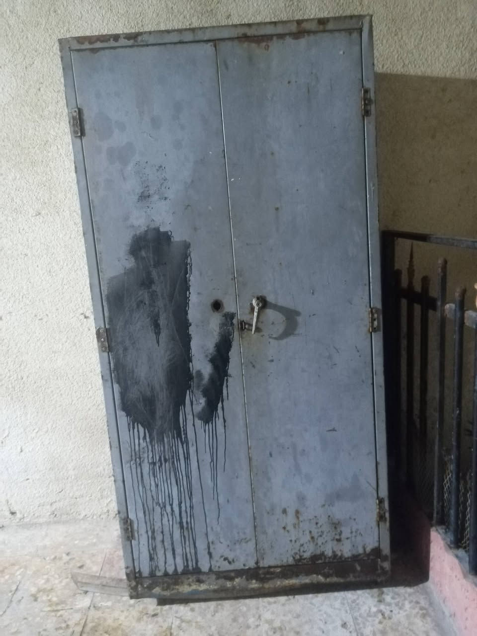 وكر للبيع او اسمه ديلاب  للبيع ٤ خانات ينقفل ثقيل زعوزه بس صبق يطلع لوك ما متواكل سعر ٧٥  عنوان الزبير محله العرب  ***********

