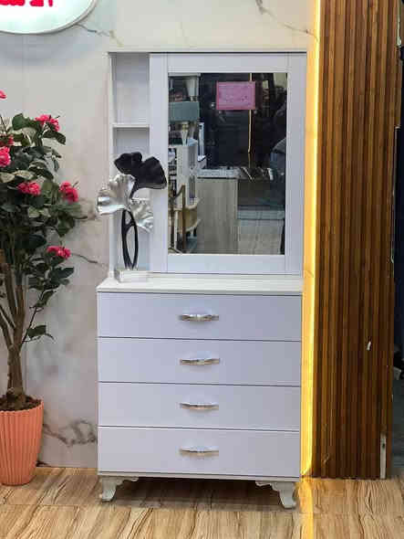 ميز تواليت السعر 95 الف
توصيل بغداد 5
اطراف 10
محافضات 25
للحجز خاص او واتساب  ***********
