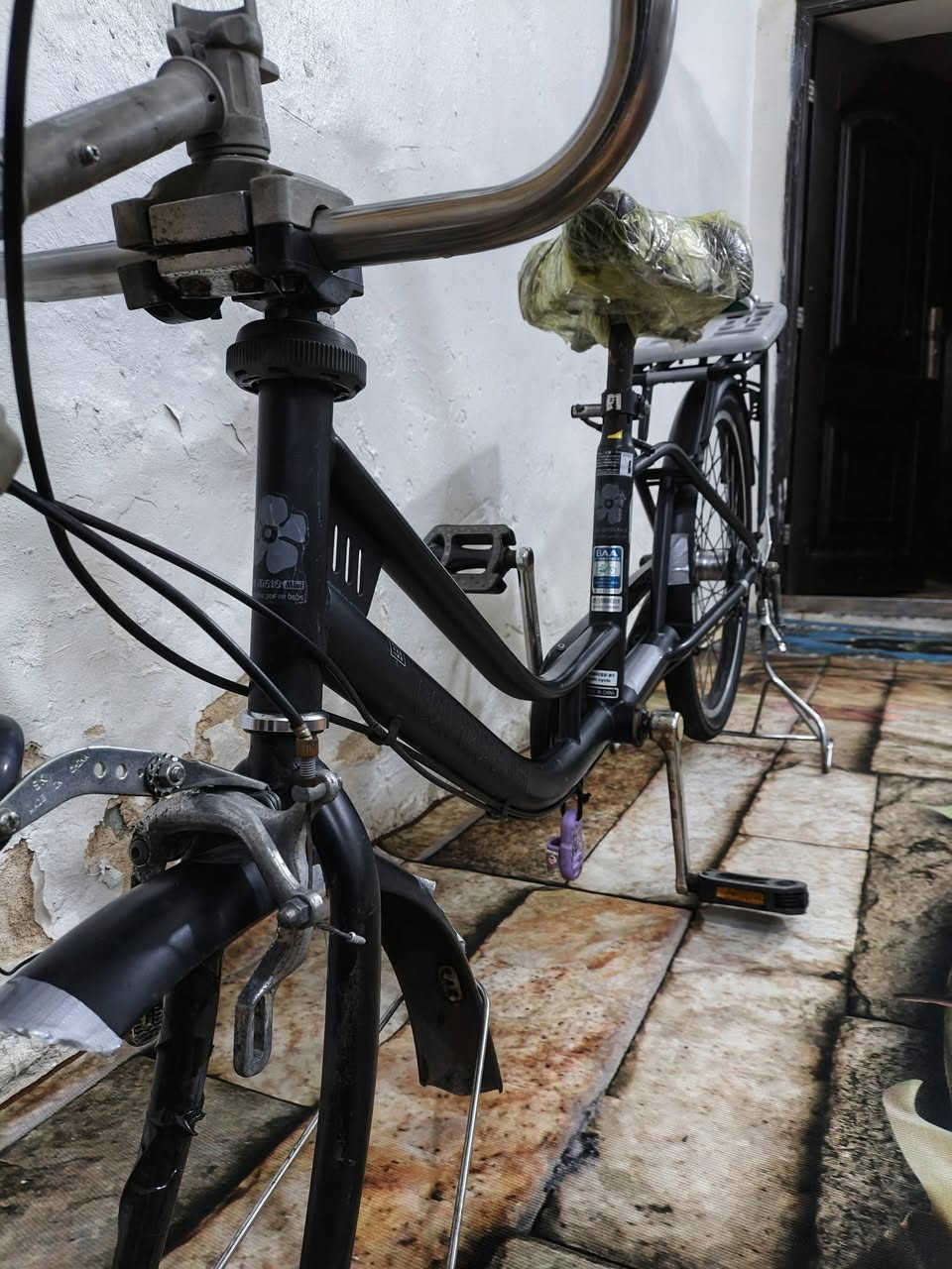 السلام عليكم عندي بايسكل برج ستون لشه طويله بايسكل نضيف جدآ وما متعوب ولا ملعوب بي جديد كير 3 نمر شغال حساس شغال زنون كامل مكمل من كل النواحي ربع دينار متصرف عليه ستيرن مربع حضانه تايرات بلاديات وجوابه هم بلاديات لون اسود طافي مكفول كفاله عامه بايدرات بلاديات ستاند برج ستون كشن برج ستون تاخذه ربع متصرف عليه بريكاته كامله قفل ستيرن ابيع بدون غراض اذه ويه غراضه سعره يختلف السعر 200 وبي مجال رقم الهاتف *********** المكان بغداد حي القاهره
