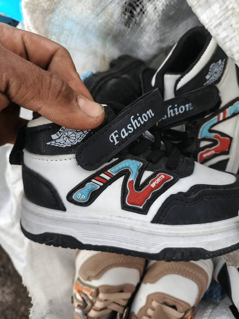 احذيه الاطفال قياس ٢٠الى٢٦ كميه شلع ٢٠٠ قطعه سعر القطعه ٢٠٠٠ مكان ديالى بعقوبة فلكه  ***********
