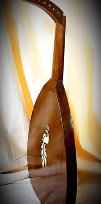 (( صناعتنا )) تم صناعة الة عود كهربائي مع حقيبة مبطنة ملاحظة العود مبا...