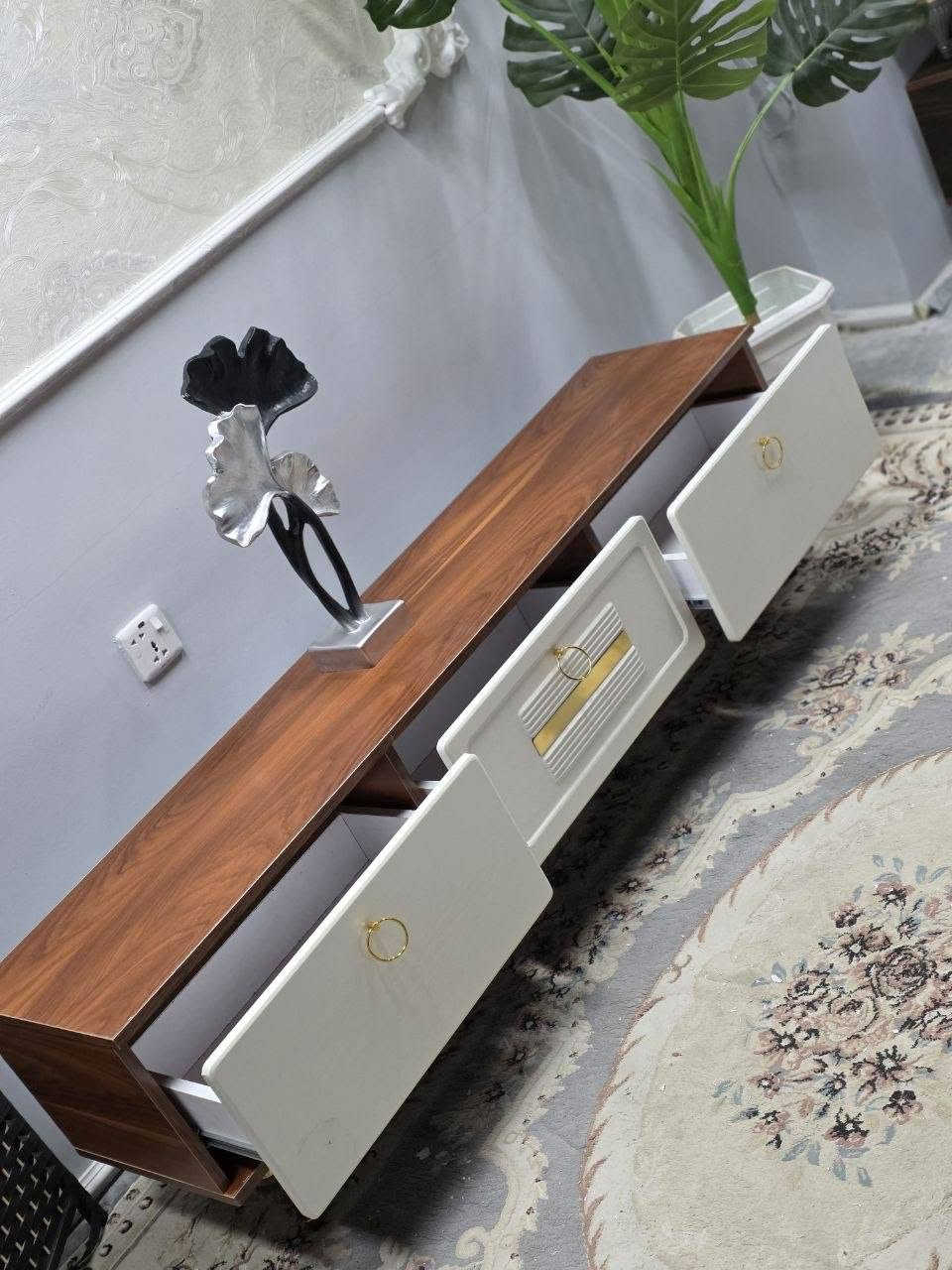 ✨ ميز مودرن أنيق بسعر مميز
📏 القياسات: ▪️ العرض: 160 سم
▪️ العمق: 35 سم
▪️ الارتفاع: 45 سم

💰 السعر:  95 الف  فقط 🔥
🚚 التوصيل مجاني لجميع المحافظات


**إذا كنت صاحب هذا الإعلان وتريد حذفه لأي سبب، رجاءا أرسل رسالة إلى الدعم الفني**
