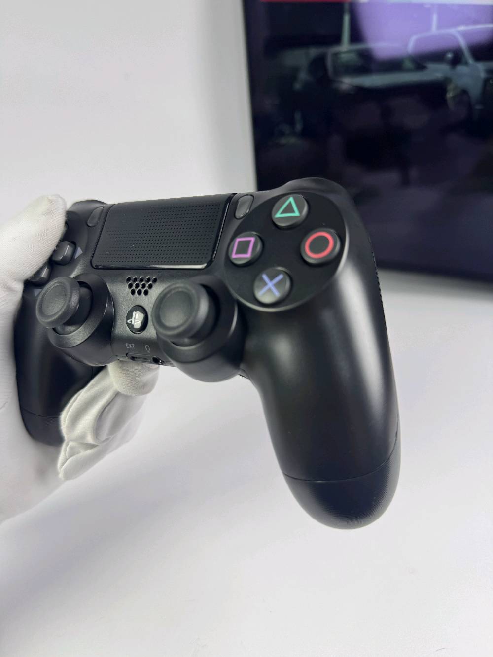 يد تحكم لاسلكية PS4 DualShock 4

مع ضمان لمدة سنة

استمتع بتجربة لعب مريحة ودقيقة مع يد تحكم DualShock 4 المتوافقة مع جهاز PlayStation 4. تتميز بتصميم مريح، أزرار استجابة سريعة، وعصاتي تحكم تناظريتين تمنحان تحكماً سلساً أثناء اللعب.

المميزات:

اتصال لاسلكي عبر البلوتوث.
لوحة لمس (Touch Pad) مدمجة.
أزرار SHARE و OPTIONS.
مكبر صوت مدمج.
بطارية قابلة لإعادة الشحن.
منفذ Micro USB للشحن.
تصميم مريح للاستخدام لفترات طويلة.
متوافقة مع أجهزة PS4 وبعض أجهزة الكمبيوتر.

محتويات العلبة:

يد تحكم لاسلكية DualShock 4.
كيبل شحن USB.
علبة المنتج.