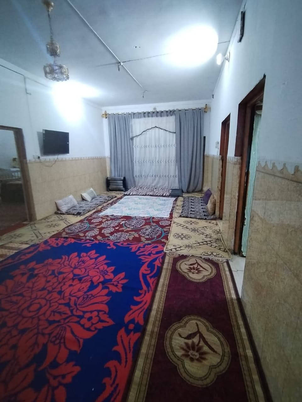 بيت طابو صرف خلف شارع الباشا شارع أبو دعاء المضمد طوريج أم الهوى المساحه 250متر يتكون غرفتين نوم 5x4 وصالة وصحيات داخلية وخارجية ومطبخ واستقبال وكما موضح بالفيديو *********** (.     ***********
