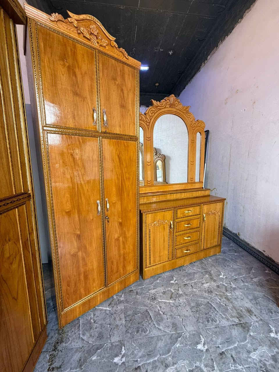 غرفة نوم ٤ أبواب نضافه ٩٠ بالميه شغل وسط 
توصيل داخل بغداد مجاني 
***********
