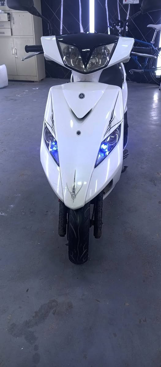 ثعلب جيتي ار فحل لون ابيض صدفي
دراجه احلا من الصور محرك برغي مامفتوح منه كفرات جديدة ختم واحد نگرة بكل وكت دراجه مداريها محرك بالجيس تتعب تكول عليها جديدة الدراجه بدون مراوس فقط بيع الشراي يتصل والي يعجبه يجيب 10 فيترية وياه ويجي  وهذا رقمي *********** عنواني الدولعي الخطيب الزراعي
