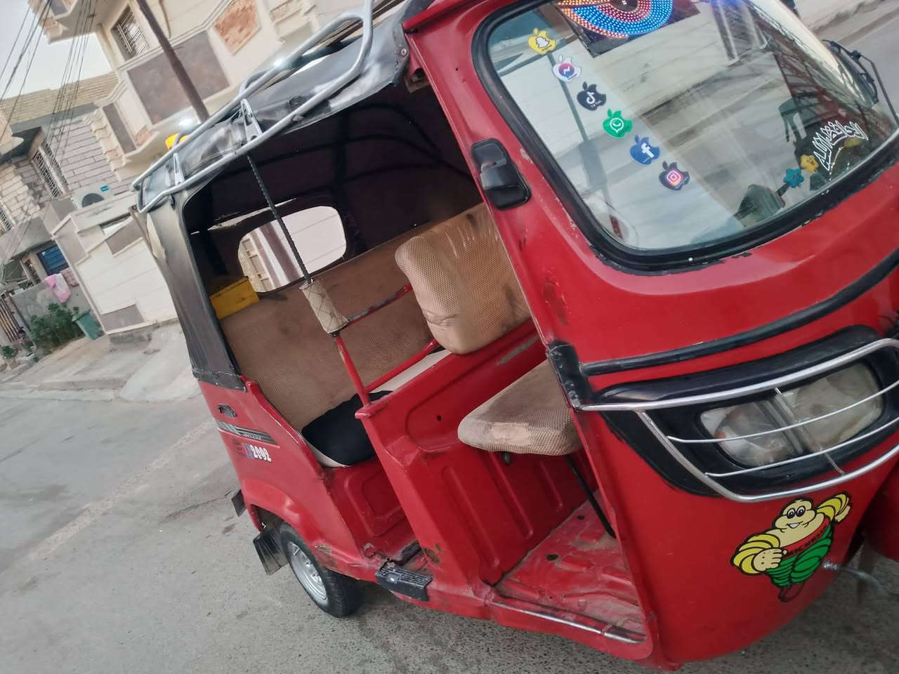 السلام عليكم شباب تكتك ١٨ اوراق اصولي للترقيم  دخول  ١٩ كشر مكفول من الحادث والصبق اكسن مكينه واحد ٢١ السعر ٣٢٠٠ وبيها مجال ‏‪***********‬‏
