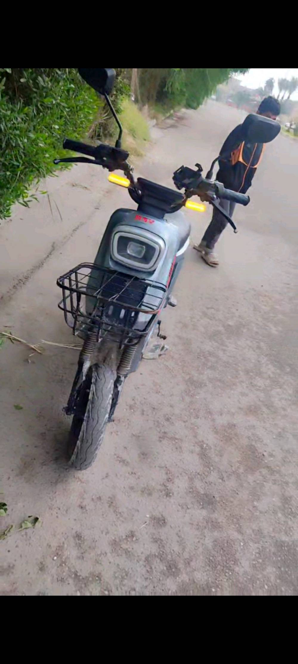 دراجة كهربائية نظيفة وبحالة ممتازة مع بطاريات قوية. مثالية للتنقل داخل المدينة أو الرحلات القصيرة. تتميز بتصميم عملي وعصري مع سلة أمامية لحمل الأغراض. الإطارات في حالة جيدة والفرامل تعمل بكفاءة.