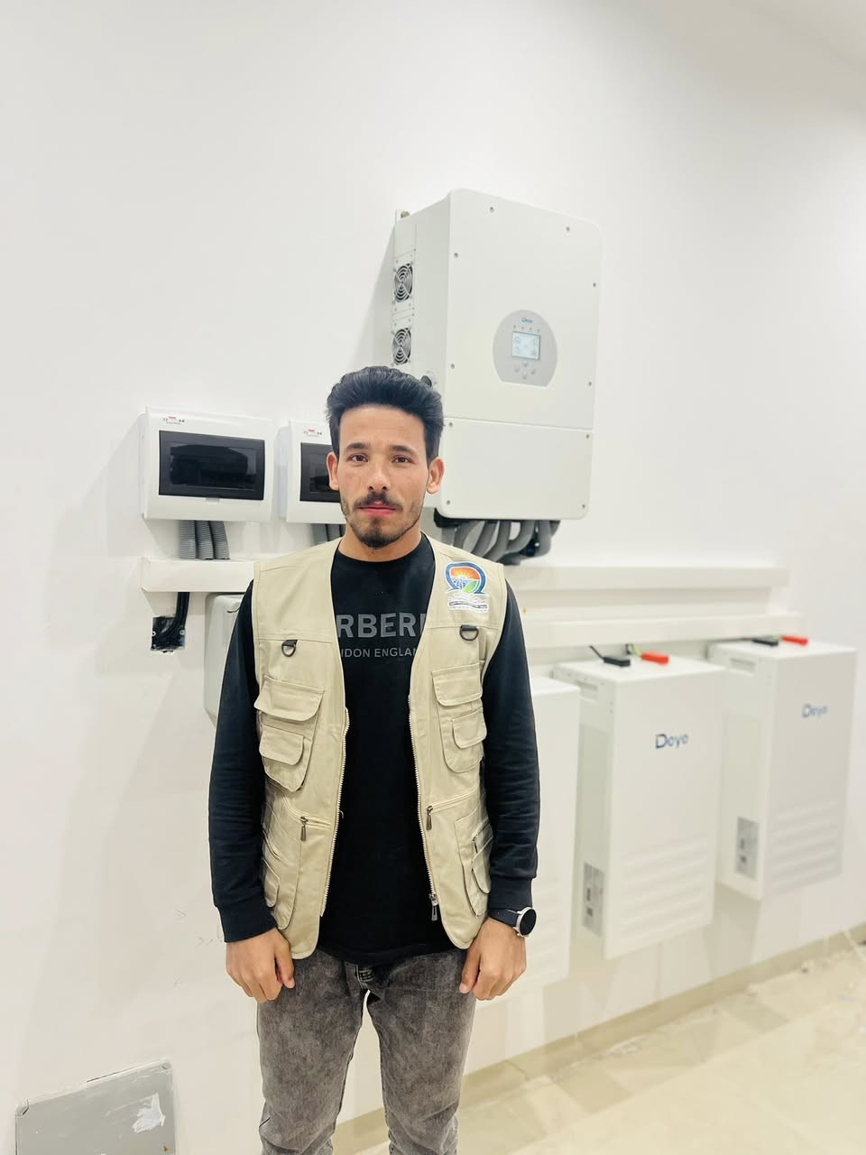 #ضمان_البطارية_5سنوات
تم بفضل الله تجهيز و  تنصيب منظومة طاقة شمسية لمنزل الأخ مهندس عبدالعزيز الفياض
   #البيجي
تجهز المنظومة المنزل ب 45 أمبير نهاراً
بالاضافة إلى 40 أمبير ليلاً  . 
مكونات المنظومة.
🔵الواح لونجي 615w  عدد (22) بضمان 10 سنوات 

🔵 جهاز انفيرتر نوع(Deye ip65)حجم 12kw (55امبير)  بضمان 4 سنة . 
🔵 بطارية ليثيوم Deye 16kwالاطول عمراً. عدد 3وبعمر افتراضي 15 سنة وبضمان 5 سنوات 

✅ الفرع الرئيسي :- شركة حسيب البشاوي للطاقة الشمسية
العنوان محافظة كركوك قضاء الحويجة سايدين المعارض مقابل محطة وقود الطليعة الحكومية  

✅ الفرع الثاني : محافظة صلاح الدين قضاء بيجي عمارة وطبان 
للحجز والاستفسار الاتصال على الأرقام التالية :
***********
***********  
***********‪
#احمد #الجبوري #مدير #اعلام #شركه #حسيب #البشاوي #للطاقه #الشمسية
