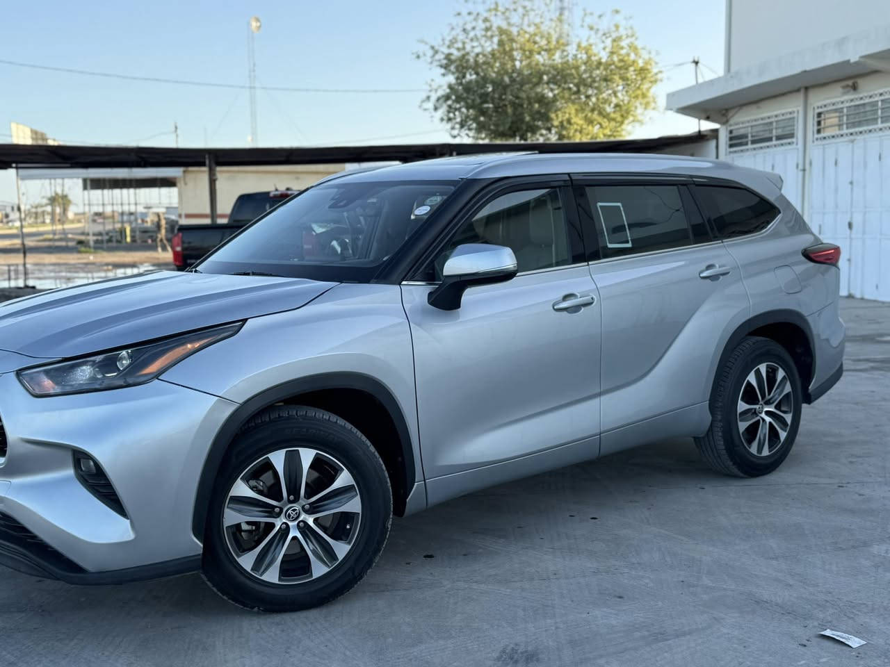 السلام عليكم / تيوتا هايلندر 2022 XLE فول مواصفات فتحه سقف بصمه ابواب ويل عالي كشانه جلد كشنات منفصله تدفئه بلكشانه بردات بلاديه جنطه كهرباء / محرك 6 سلندر كير مكينه كفاله رقم بغداد هزه سنويه جديده تحويل مباشر / حادثها بنيد وجاملغ بدون دواخل وشواصي / السعر 260 بيها مجال للشراي ***********
