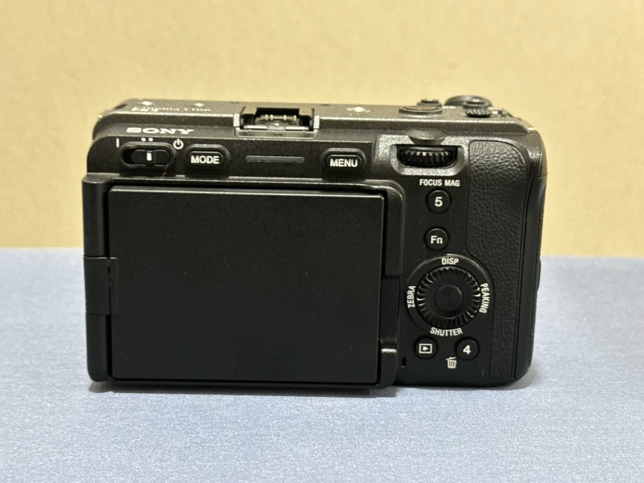 السلام عليكم
كاميرا  sony fx3  للبيع نظيفة جداً جداً مشتغلة شي بسيط ما يعادل خمس ساعات 

الملحقات 

-شاحنة اصلية تاخذ بطاريتين

-بطارية اصلية 

-الهاندل 

-كارتون


**إذا كنت صاحب هذا الإعلان وتريد حذفه لأي سبب، رجاءا أرسل رسالة إلى الدعم الفني**