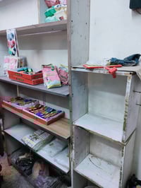 رفوف خشب أو جام خانة للبيع  الرفوف ٣٠٠ ألف  الجام خانة ٥٠٠ الف  الشعلة...