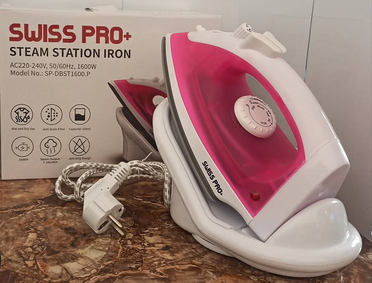 🔥 للبيع: أوتي بخار احترافي Swiss Pro+ Steam Station 🔥  
💨 قوة بخار عالية وتنظيف ذاتي – مثالي للملابس الثقيلة والخفيفة!

📌 المواصفات:
- الموديل: SP-DBST1600.P  
- القدرة: 1600 واط  
- سعة خزان الماء: 1200 مل  
- نظام مضاد للتنقيط ومضاد للترسبات  
- بخار عمودي مثالي للستائر والبدلات  
- خاصية التنظيف الذاتي لراحة أكبر

🎀 تصميم أنيق باللون الأبيض والوردي  
🔌 يعمل على كهرباء 220-240V / 50-60Hz  
📦 مع الكرتونة الأصلية

✅ مناسب للمنازل، الخياطين، أو حتى الهدايا


**إذا كنت صاحب هذا الإعلان وتريد حذفه لأي سبب، رجاءا أرسل رسالة إلى الدعم الفني**