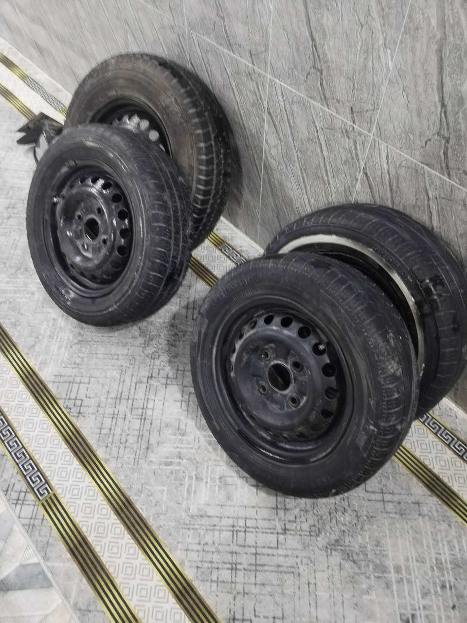 السلام عليكم
تخم تاير سايبه مع الويل +دعاميه لميس جديده َما مستخدمه ابد شرط َشخط ما بيها التايراات كلهن نظيفات بس تاير واحد اشويه متعوب مكاني نجف
سعر التايرات : 75 مع الويل
سعر الدعاميه :60 
الاستفسار ***********
