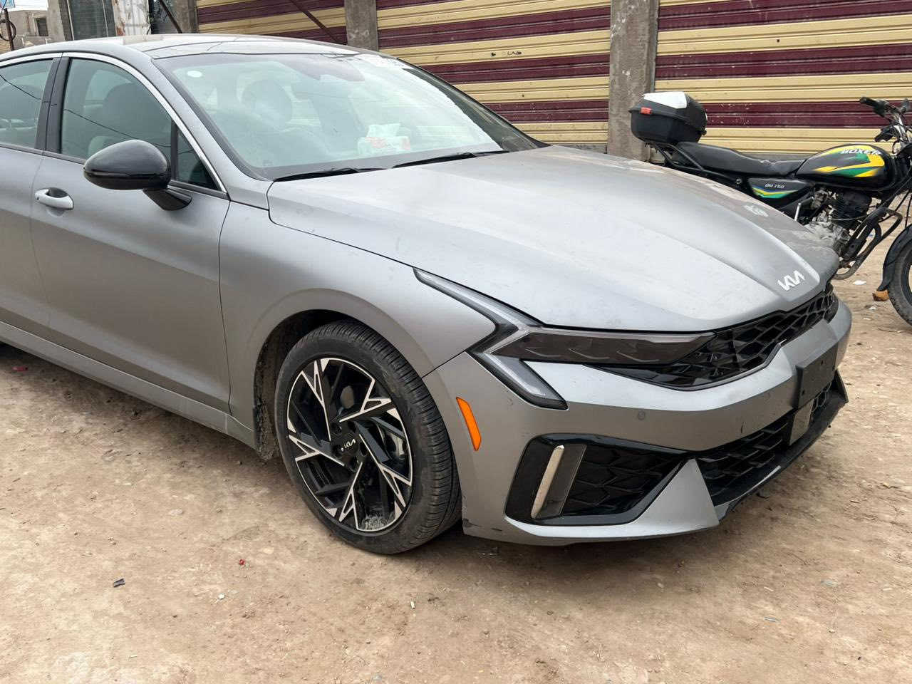 K5 GT LINE 2025
للبيع دخول جديد حادث كما موظح بالصور باقيله فقط صبغ السيارة على حادثه من امريكا تعمل وتسير بدون ايرباك بدون دواخل لا لغد ولا شاصي 

اللون الجديد المات 
فول مواصفات 
محرك 2500 تنفس طبيعي 
ماشيه 18 الف كم 

***********
