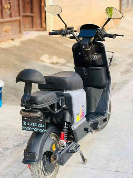 السلام عليكم ورحمه الله وبركاته بايسكل شحن A7 نضيف نضافه90بالميه 
مقارب للR7 

خمسه بطاريات وهم بي رجوع للخلف يرهم بيع ويرهم مراوس حسب القناعة 

احمد أحمد الترك 

 ***********
