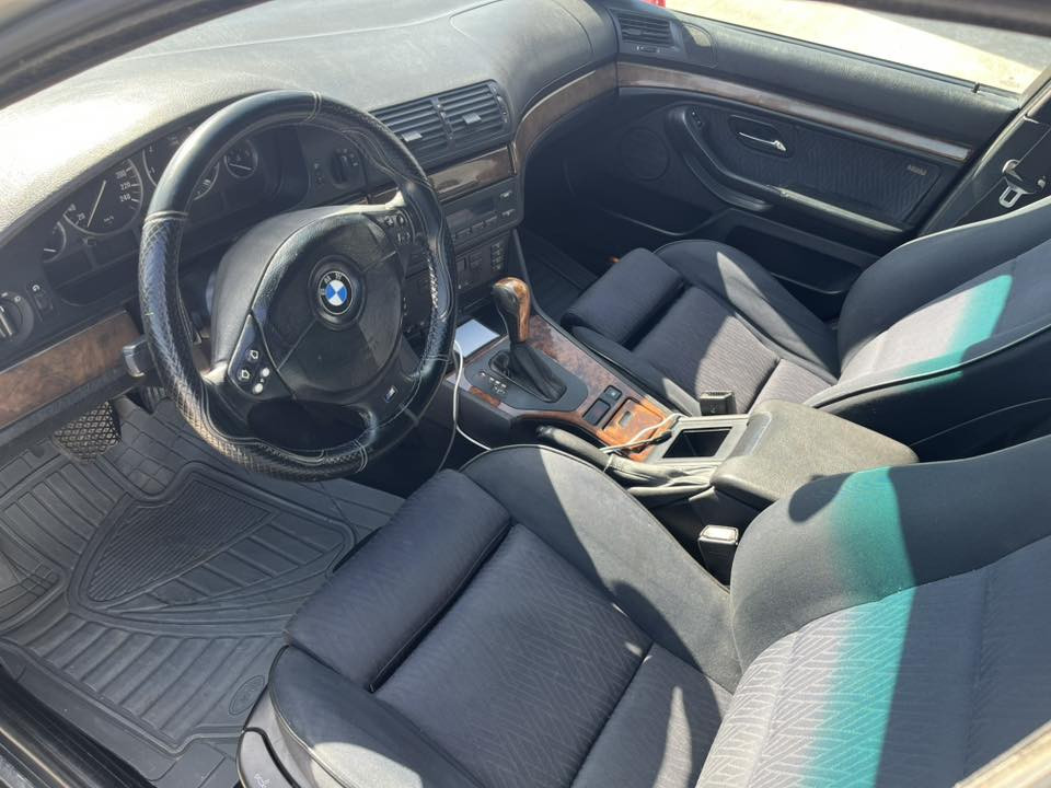 السلام عليكم
بي ام صقر 2002
محرك 525 دبل فانوس
سيارة بلادية قطرة صبغ ما بيها 
محرك وكير شرط كفالة
كهربائيات شركة شرط الفحص
تبريد ثلج
صدر جديد 
تخم تاير نضيف
دسكات اصلي جديد
منضومة زنون اصلي ابو المروحة
السيارة نضيفة مو متعوبة اني ثالث مالك الها
السعر 110 وبيها مجال 
اتصال، واتس: ***********
