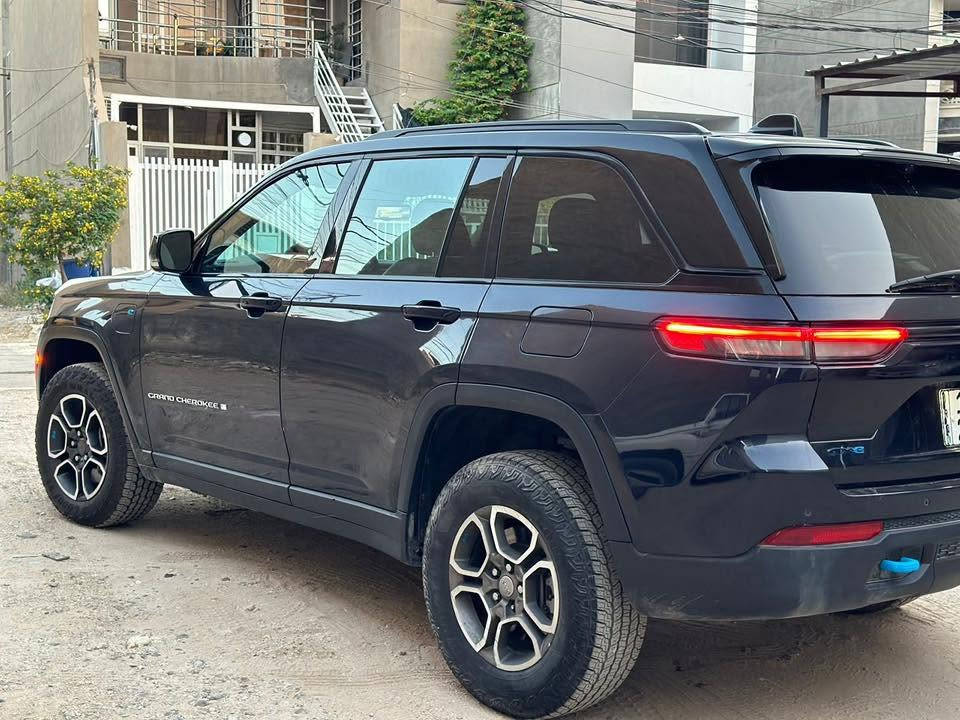 السلام عليكم
للبيع وماكو هيج سعر 242 قفل بسبب ظرف 
Jeep Grand Cherokee 
Trailhawk 4xe Plug-in Hybrid 2024

جيب كراند شيروكي ترايل هوك بلك ان هايبرد  

ماشية 3  الف ميل 

5 راكب ، هايبرد بانزين وشحن 
ماشية 3 الف ميل. بحالة الزيرو
رقم بغداد باسمي سنوية وهزه جديد. 

المواصفات :- 
تو كلر قماره اسود 
3شاشات 
جكات 
5انضمة قياده 
تدفئة تبريد كشتات 
نضام سماعات هواي موصفات بيها  
فور ويل 4-4
٥ كامرا وحساسات خلفيه بريك).
كشنات جلد امامية تدفئة وتبريد وميموري.
تدفئة بالستيرن.
تبريد وتدفئة ٣ مناطق التحكم بيها منفصل ( السايق والراكب والخلف كل واحد وحد).
بردات خلفية.
تشغيل عن بعد .
شاحن واير ليس.
تحكم ستيرن كهرباء.
شاشة كبيرة.
5 مودات للقيادة مع off-road mode.

حساسات امامية وحساسات خلفية .
رادار امامي وخلفي وجانبي مع تنبيه نقاط عمية وبريك تلقائي امامي وخلفي.
 
الضرر
تبديل جاملغ وباب وبنيد من جانب نفس لون بجم كفاله وصبغ مقدمة القماره جزء من تكمة جهة الصدر صور حادث واتساب 

 مكان السيارة بغداد المنصور

***********
