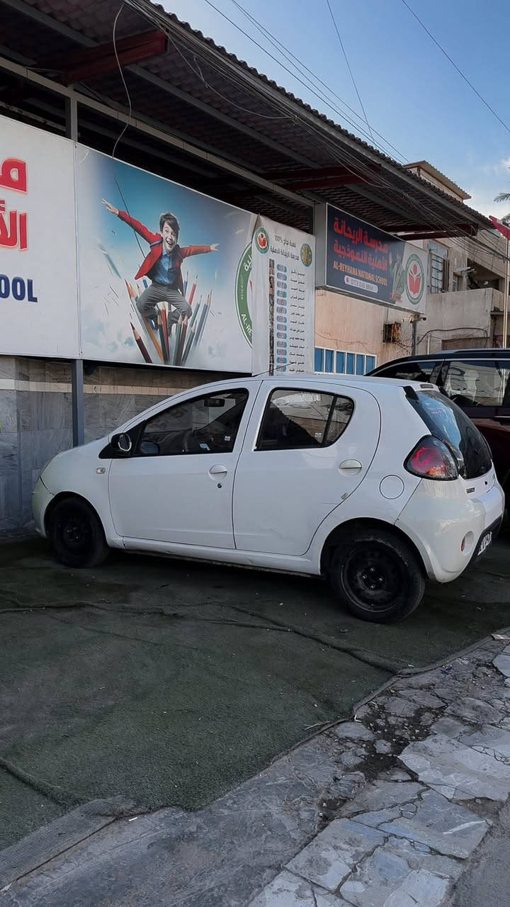 السلام عليكم
جيلي باندا 2012 

جاهزه من كلشي 

بيها طخه بالصندوك مرجعه ع البارد بدون صبغ 

الباقي مكفول لا صبغ ولا بارد 

كهربائيات كلها شغاله 

ماشيه 88 الف 

سياره جاهزه مال بيت 

سنويه بأسمي تحويل مباشر 

عارضها ب 53 وبيها مجال 

***********

مكاني بغداد بلديات 

او مرات متواجد بزيونه
