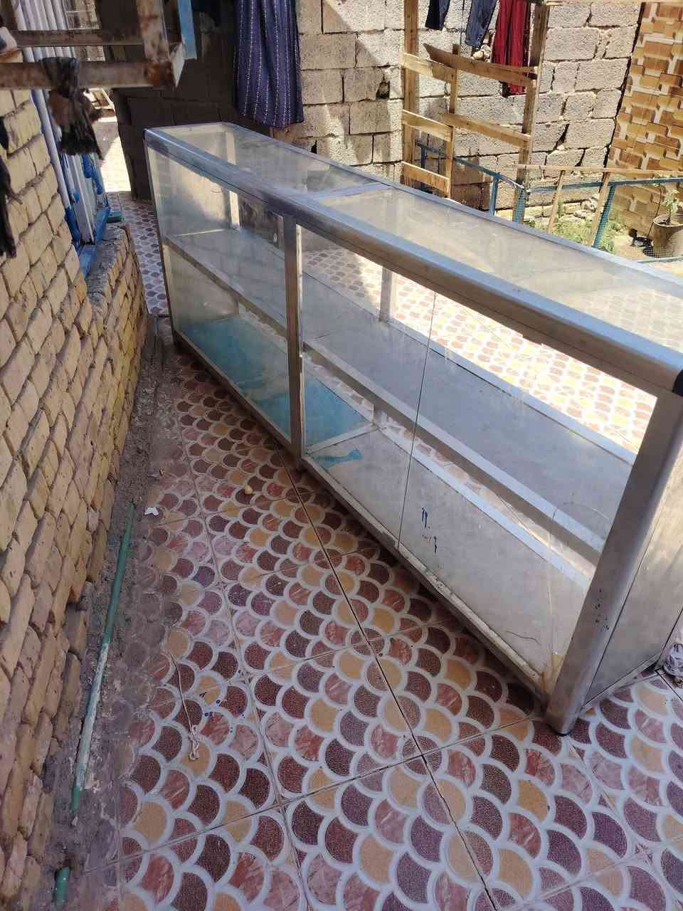 ميز المنيوم البيع مترين ونص والعرض خمسين السعر 75وبيه مجال المكان شطره ***********
