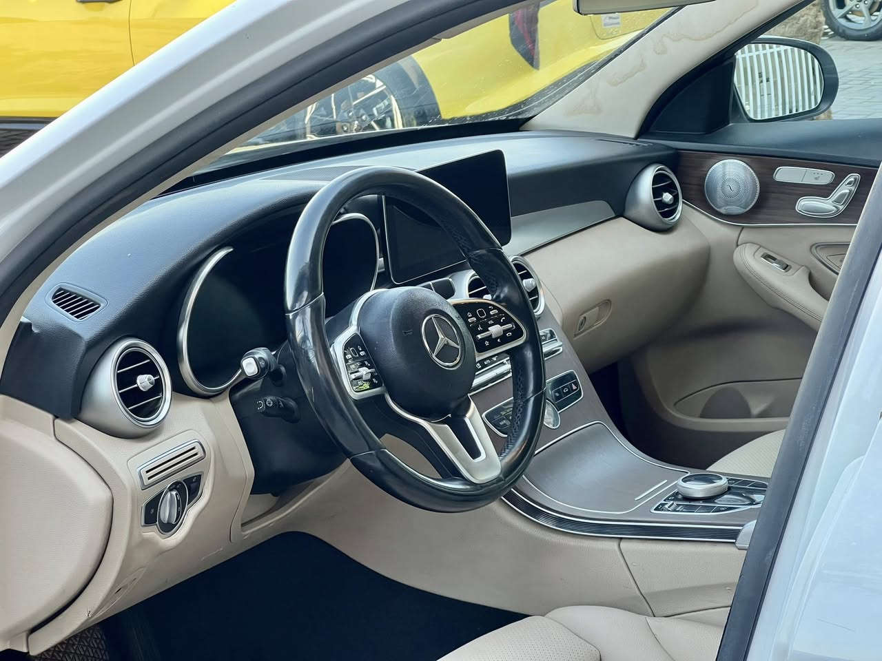 السلام عليكم للبيع  نقدا فقط 
مرسيدس c300 موديل 2021 
الحادث وصور الحادث بالمنشور 
مكينة 2000 تيربو بقوة 255 حصان 
فول مواصفات 
كير اوتماتيك 9 نمر 
بانوراما 
داخل جلد ابيض كشنات كهرباء وتدفئة وذاكرة 
ستيرن كهرباء 
5 مودات قيادة ايكو+كومفرت + سبورت+سبورت بلص + اندفجول
سايد بريك دكمة 
تحكم ستيرن وتحكم شاشة وماوس 
شفتات بالاستيرن + بلوتوث + usb 
سستم صوت برومستر 13 سماعة 
تبريد خلفي 
حساس امامي خلفي + كاميرة خلفية 
تحديد مسار + نقطة عمياء + 
صندوك كهرباء فتح وسد 
وبعد بيهة هواي مواصفات السيارة 
رقم بغداد ومكانهة بغداد 
السعر 240 ورقة وبيهة مجال قليل حك الجية 
***********
