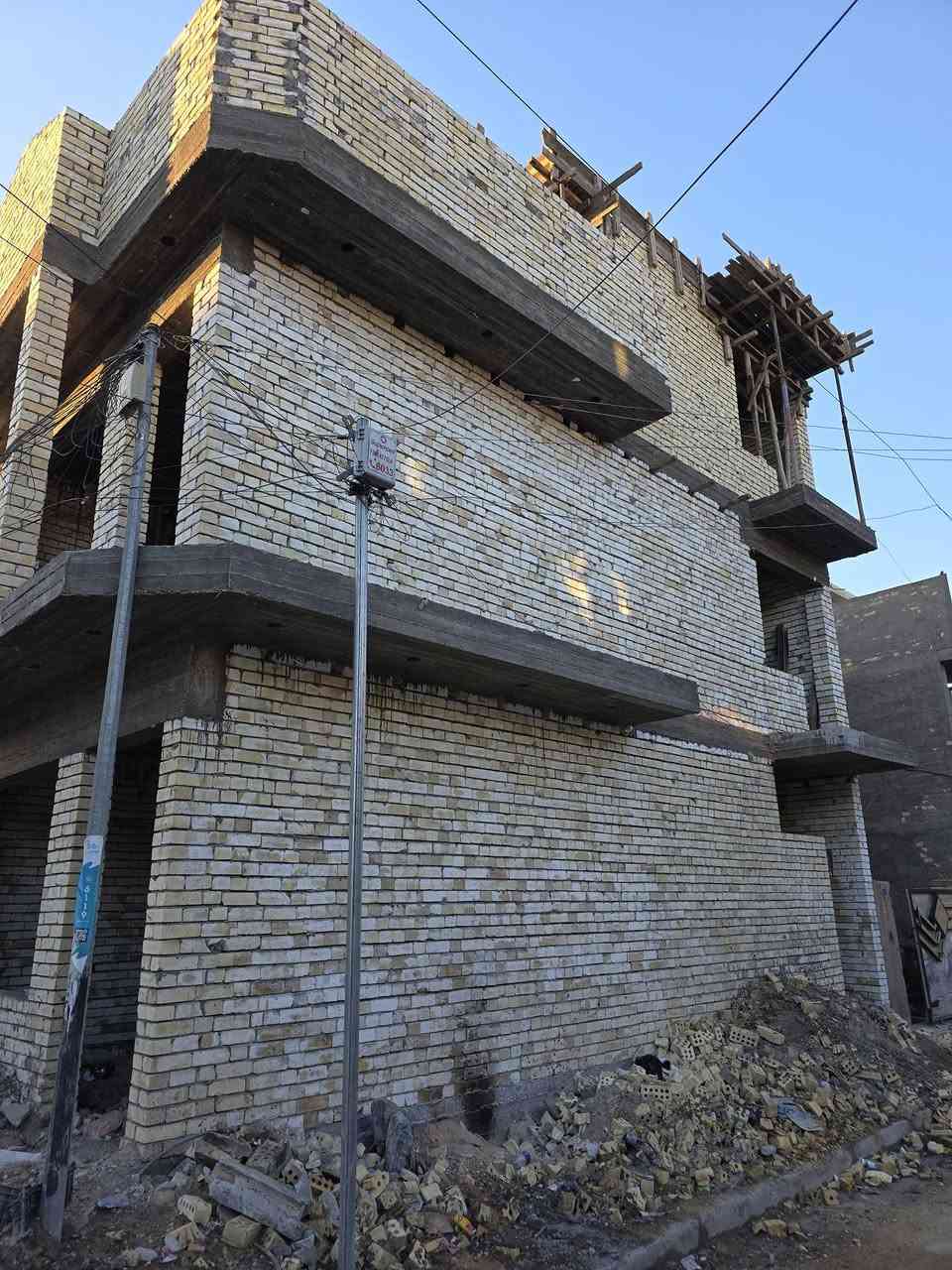 السلام عليكم ورحمه الله وبركاتهُ
#يعلن_مكتب_تبوك_للعقار

دار للبيع 50م ركن واجهة 5م نزال10م 👍

الموقع : حي الجهاد _ ديوان المخابرات_خلف شارع 60 مباشرةً 

يحتوي الدار على 3 طوابق ✅️

الطابق الاول : استقبال +مطبخ + منور + صحيات 
الطابق الثاني : 2 غرف نوم + صحيات 
الطابق الثالث : غرفه + بيتونه + سطح امامي 

الدار قيد الأنشاء تسليم مفتاح خلال شهر 🔑

للأستفسار : *********** وسـام ☎️
