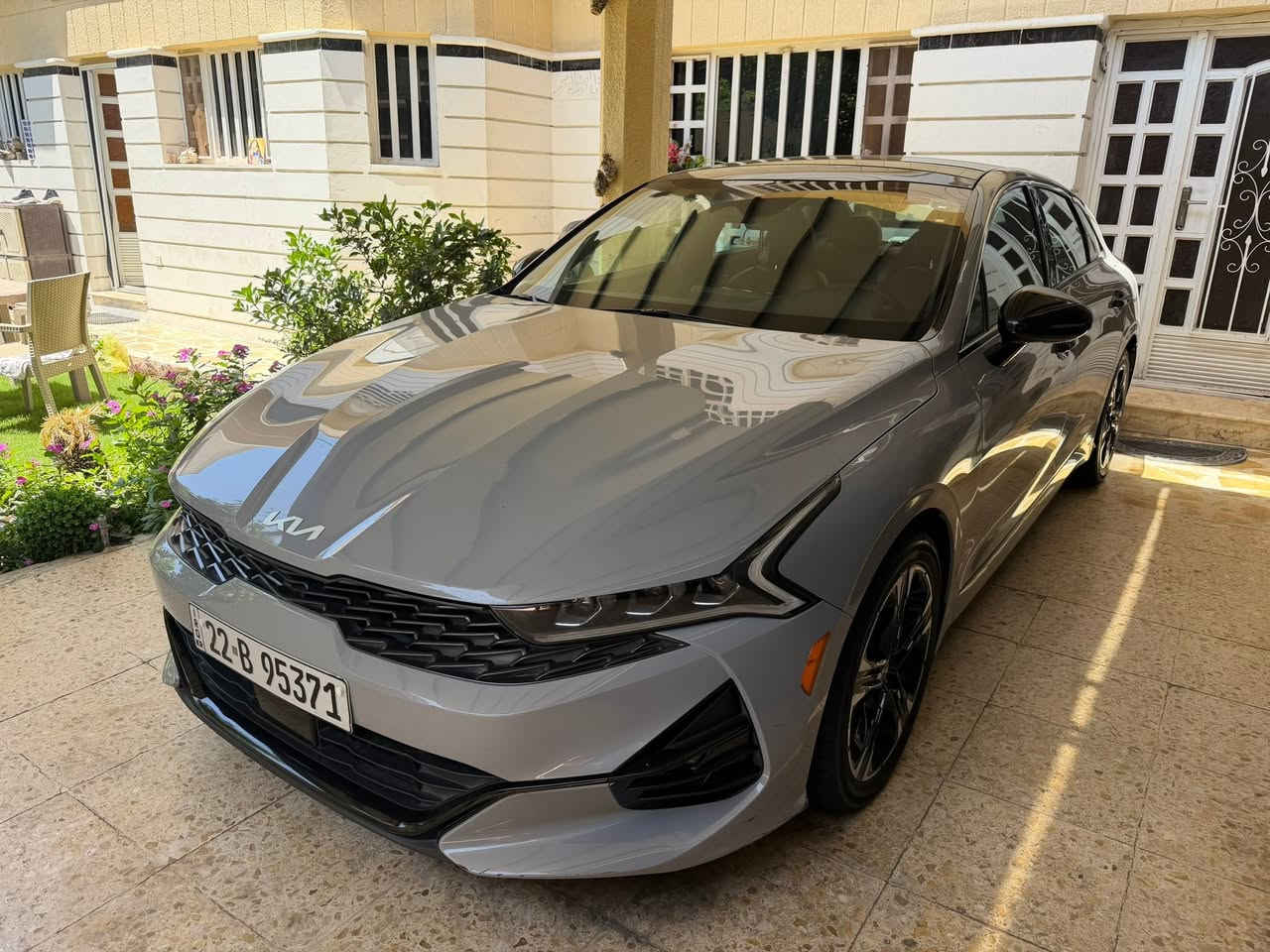 السلام عليكمk5 2022 فول موصفات
• المحرك: 1.6L تيربو

•الممشى (50ميل)

• نظام الدفع: “” (دفع “امامي  مستمر)

• السقف: بانوراما بالكامل

• الرادارات: رادارات عدد 5 (نظام أمان متكامل)

• تحديد مسار: رادار تحديد المسار مع خاصية الرجوع للمسار تلقائياً

• القيادة الذاتية: نظام اتباع المسار (LFA)

• مانع اصطدام: رادار أمامي وخلفي مع كبح تلقائي عند الطوارئ

• النقطة العمياء: تنبيه جانبي مع استشعار حركة المرور الخلفية

• الكاميرا: كاميرا خلفية دوارة عالية الدقة

• التشغيل: بصمة تشغيل + تشغيل عن بعد (عن طريق الريموت)

• الشاشة: شاشة كبيرة تدعم Apple CarPlay و Android Auto

• العدادات: شاشة رقمية (ديجيتال) لعرض معلومات القيادة

• الكراسي: جلد GT-Line رياضي (تطريز شعار الشركة)

• التحكم: كراسي كهرباء 

• المقود: ستيرن (مقود رياضي بشكل D-Cut)

• الشحن: شاحن وايرلس (Wireless Charging)

• الإضاءة: LED بالكامل مع نظام الإضاءة العالي التلقائي

• الويلات: رينجات GT-Line حجم 18 رياضية

• الوضعيات: مودات قيادة متعددة (Sport, Normal, Smart, Custom)

الضرر: فقط ربع الجنطة صبغ +جاملغ بارد  فقط 

العنوان بغداد السيدية 
 رقم الهاتف *********** 

 السعر (195)وبيها مجال 
 سيارة جداً جداً نظيفة ومانقصها ايشي  بدون شاصي بدون لغد بدون ايرباك داخل احمر
