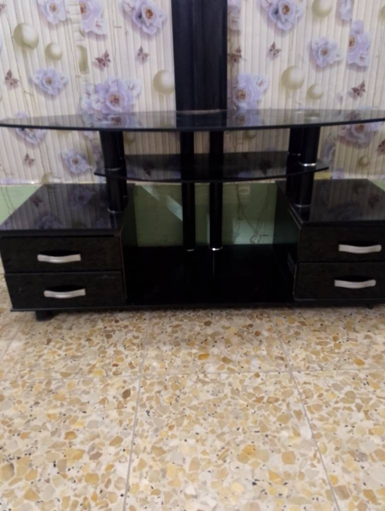 للبيع تخم عشر مقاعد معه طبلة وسطية وسيت طبلات وميز بلازمه وشلال حي البساتين على القناة *********** بغداد, العراق
