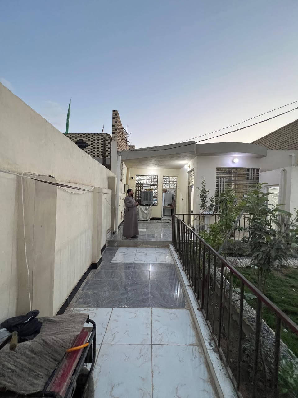 دار للبيع  مساحه  220م الاساس  والسقف  صب البناء  طابوك  غرفتين  وصاله  وستقبال  ومطبخ وصحيات  وحديقه  الدار امرتب بس عوزه  بيتونه  وتشاريف  شارع  المطار  القديم بدايت شارع علكم  السعر 110وبي مجال  الشراي  الاستفسار  على الرقم  ***********
