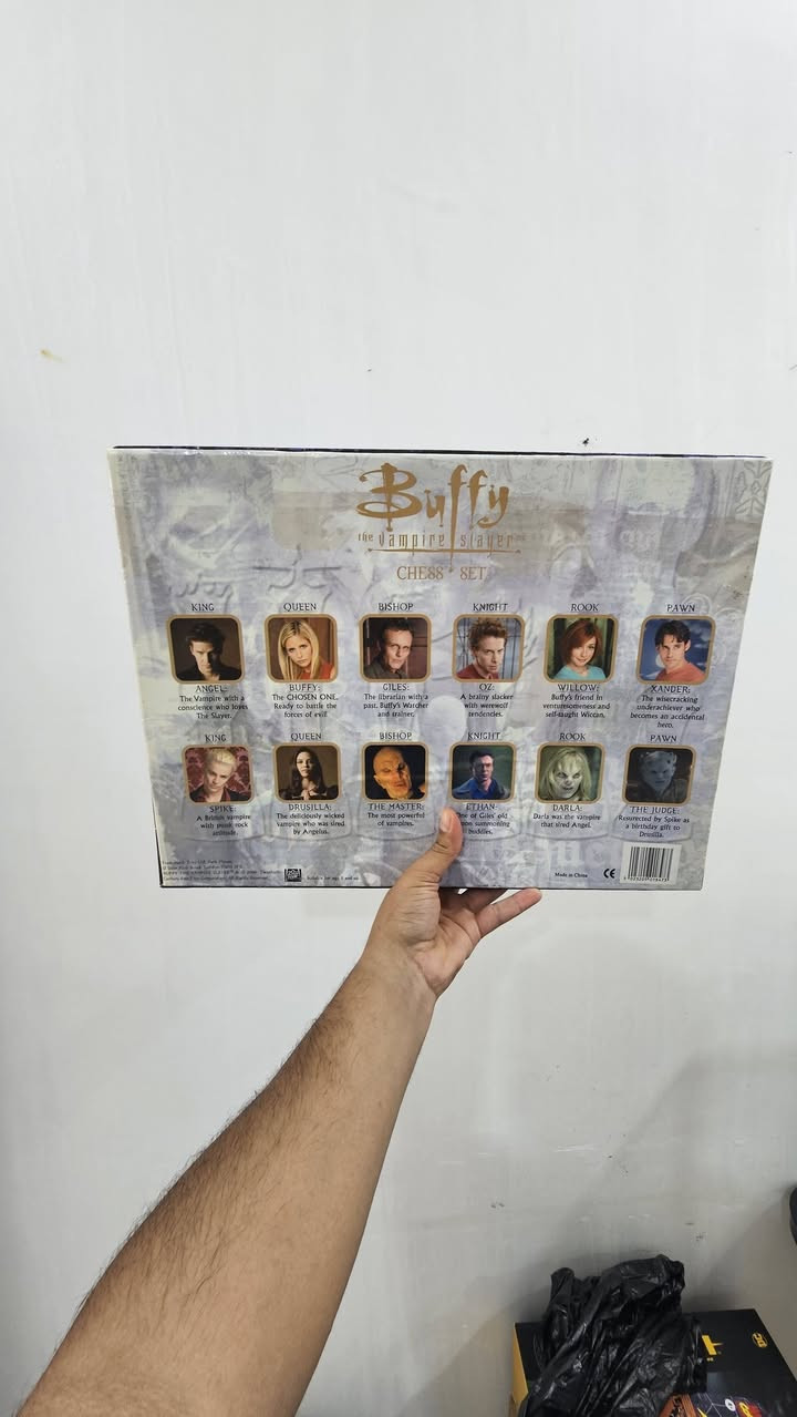 لعبة الشطرنج الخاصة بمسلسل "بافي قاتلة مصاصي الدماء" (Buffy the Vampire Slayer Chess Set) الصادرة عن شركة "تريدمارك تويز" (Trademark Toys).تتضمن اللعبة قطع شطرنج مصممة على هيئة شخصيات المسلسل.تم إصدار هذا المنتج التذكاري في عام 2000.


**إذا كنت صاحب هذا الإعلان وتريد حذفه لأي سبب، رجاءا أرسل رسالة إلى الدعم الفني**