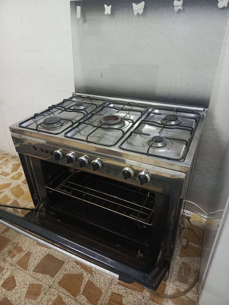 طباخ 5 عيون كلو شغال الفرن شغال جوه وفوك ونار قويه نظام بوري سعر 150


**إذا كنت صاحب هذا الإعلان وتريد حذفه لأي سبب، رجاءا أرسل رسالة إلى الدعم الفني**