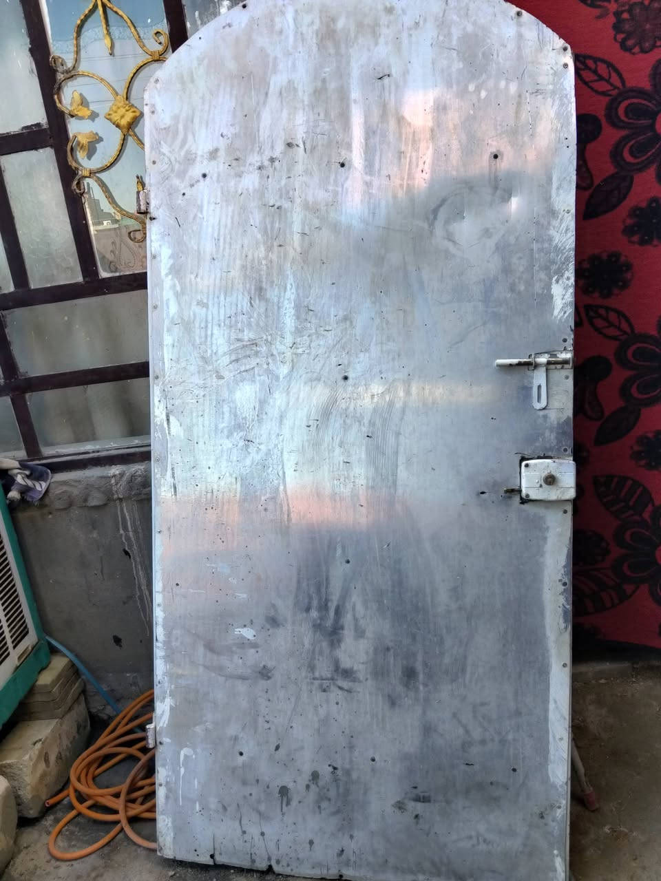 باب حوش درجة اولى حديد  كلش ثقيل اربعة اشخاص يلا يرفعوها ..للبيع 75الف حلة ابي غرق***********
