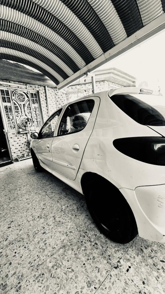 السلام عليكم اخوان عند بيجو فرنسي 206موديل 2012السياره رقمهه بغداد السياره بيهه شويه نواقص بصيطه محرك جديد وكير وكلج التصال ***********السعر 40وبيهه مجال جوه السوك سعرهه
