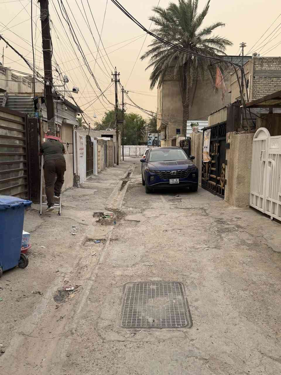🏡 بيت للبيع بسعر فرصة حقيقية في البلديات

📍 العنوان: بغداد – البلديات / دور العمال، قرب مدرسة الأمجاد للبنات

📐 المساحة: ١٠٠ متر
↔️ الواجهة: ٥ متر
📏 النزال: ٢٠

✨ تفاصيل البيت:
🚗 كراج كبير
🛋️ استقبال
🛏️ غرفة نوم
🍽️ مطبخ صغير

🔝 الطابق الثاني:
🛏️ غرفتين نوم
🏠 غرفة سندويج
🏠 غرفة عگادة

🔥 البيت أحلى من التصوير وناقص فقط الغسلة والترتيب النهائي

💰 السعر: ٢٠٠ مليون فقط
🤝 البيت معروض بهذا السعر المناسب كمساعدة للمشتري حتى يرتب البيت حسب ذوقه واحتياجه
⚡ فرصة ممتازة وماكو هيج سعر حالياً بمنطقة البلديات

📞 للاستفسار والمعاينة: ***********
🏛️ مكتب الهـادي للعقار والمقاولات
