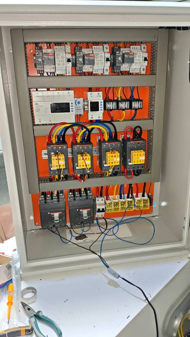 ⚡️🔌 هندسة الكهرباء في بيتك: دمج 4 مصادر للطاقة بـ "بارد منفصل" وحماية فائقة! 🏠💡
هل تبحث عن استقرار تام للكهرباء وحماية أجهزتك من الاحتراق؟
بصفتي فني متخصص، أقدم لك الحلول الهندسية المتقدمة لدمج كافة مصادر الطاقة في لوحة واحدة باحترافية:
✅ منظومة البارد المنفصل (Isolated Neutral):
تأسيس لوحة كهربائية تفصل بارد الشركة عن بارد المولدة عن بارد الطاقة الشمسية. هذا يضمن عدم تداخل التيارات، ويمنع احتراق الأجهزة نتيجة فرق الجهد (الخناق).
✅ التحويل التلقائي الذكي (ATC) مع التايمرات (Timers):
ربط أربعة مصادر للطاقة (وطنية 1، وطنية 2، مولدة منزلية، مولدة شارع، أو طاقة شمسية) عبر محول تلقائي.
التايمرات تضمن تأخير التشغيل (Delay) لحماية الضاغط (الكمبريسر) والأجهزة الحساسة من الـ "رمشة" السريعة.
✅ الحماية العالية (Surge Protection):
دمج أنظمة حماية متطورة تفصل الكهرباء فوراً عند ارتفاع الجهد (Overvoltage) أو انخفاضه، وتضمن سلامة منظومة الطاقة الشمسية أثناء الشحن من أي تذبذب.
🛠️ العمل يشمل:
تصميم وتنفيذ لوحة التوزيع (بورد).
ترتيب وربط الأسلاك (Wiring) هندسياً.
فحص الأحمال وضمان الأمان.
💡 شغلك بضمان ودقة متناهية.
📍 الخدمة متوفرة في كافة مناطق بغداد
📞 للحجز والاستفسار، اتصل بخبيرك المعتمد:
📱واتساب***********
📞اتصال***********
#كهرباء #بارد_منفصلATC #طاقة_شمسية #حماية_أجهزة #صيانة #بغداد #فني_احترافي
