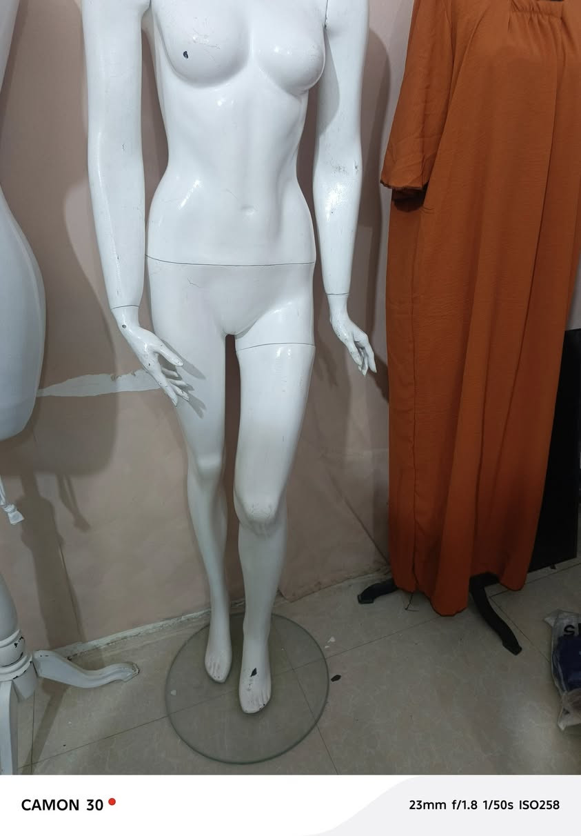 سلام عليكم بنات عندي ملكانات مستعمله للبيع اكو بيهن كاملات ايد ورجل واكو بدون واكو مال لانجري لتحب تتواصل على هالرقم *********** واسعار جدا مناسبه
