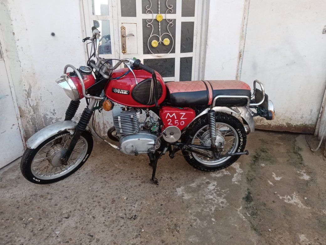 دراجه للبيع امزت موديل ٨١ رقم وسنويه وبليته وصاحبهه موجود كلهه شغال مابيهه نقص مكاني ديالى بعقوبة ***********
