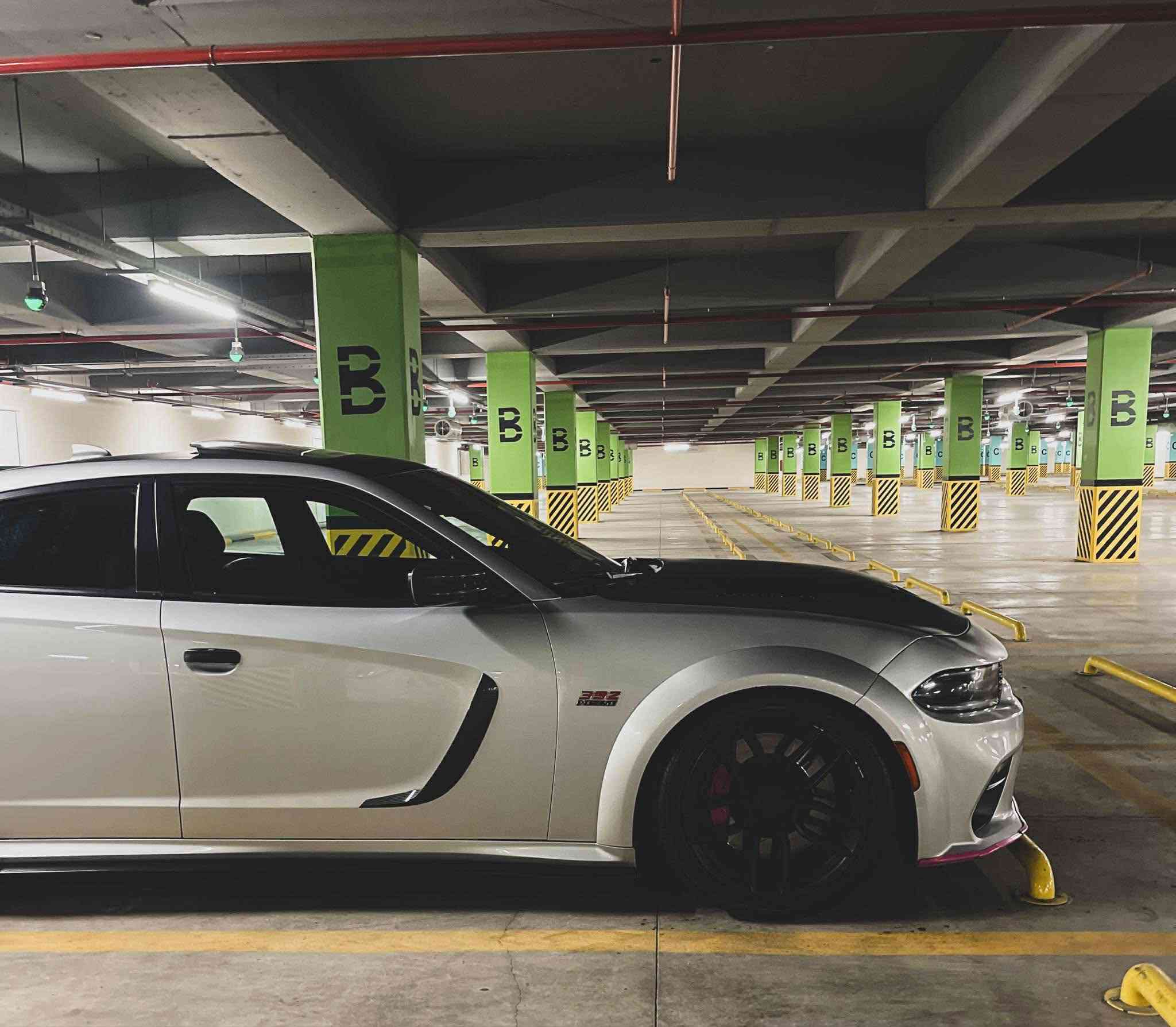 ‎اسلام عليكم اخوان النادرة للبيع 
‎دوج جارجر سكات باك وايد بودي . Scat Pack . 

‎الموديل : 2021 . (٣ قطعة ) 
‎المحرك : SRT . V8 . 6.4

‎ المواصفات : 

‎* وايد بودي. 
‎* مكابح رياضية (برمبو) . 
‎* لايت LED . 
‎* اللايت زنون . 
‎* فتحت سقف (سلايد) . 
‎* نقطة عمياء . 
‎* كاميرا خلفية . 
‎* امكانية التحكم بوضعيات المقود كهربائيا . 
‎* كزوز سستم . 
‎* حساسات خلفية . 
‎* ويل قياس 20 أنج 
‎* سستم صوت ALPINE . 
‎* تشغيل عن بعد . 
‎* مقاعد رياضية من الجلد الفاخر . 
‎* ذاكرة لحفظ وضعيات الجلوس (ميموري) . 
‎* المقاعد الأمامية تبريد وتدفئة . (سقف روز رولیس)
‎* نظام خرائط GPS . 
‎* شاشة كبيرة قياس 8.4 أنج اوپشنات SRT 
‎* تدفئة ستيرن . 
‎* كير شفتر بالستيرن . 
‎* جناح خلفي . 
‎* بلوتوث تلفون . 
(***********)
واتس فايبر
