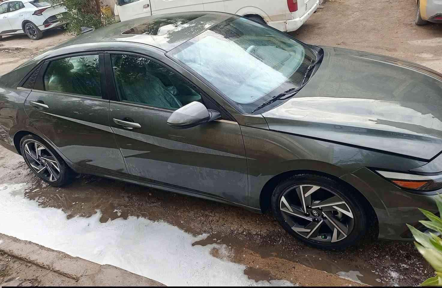 الانترا موديل 24
المواصفات ………..
 فتحه سقف اسلايت
 بصمه تشغيل 
 بصمه أبواب 
 تشغيل عن بعد 
 رادار امامي وخلفي وجانبي
 لد داخلي الالوان متغير 

 كشنات تدفئه 

 شحن لاسلكي 
 رادار جانبي 
 لايتات عدسه 
 تحديد مسار 
 مثبت سرعه 
 وقوف ذاتي 
 مانع اصطدام 
 شاشه ثلاث انضمه (سمارت - نورمال-سبورت) 
 شاشه دجتال متصله 
 كامره  خلفي 

 ماشيه 15 ألف 
السياره حادثها  جانبي جاملغ وباب فقط
 مكاني بغداد 
الاتصال ***********
