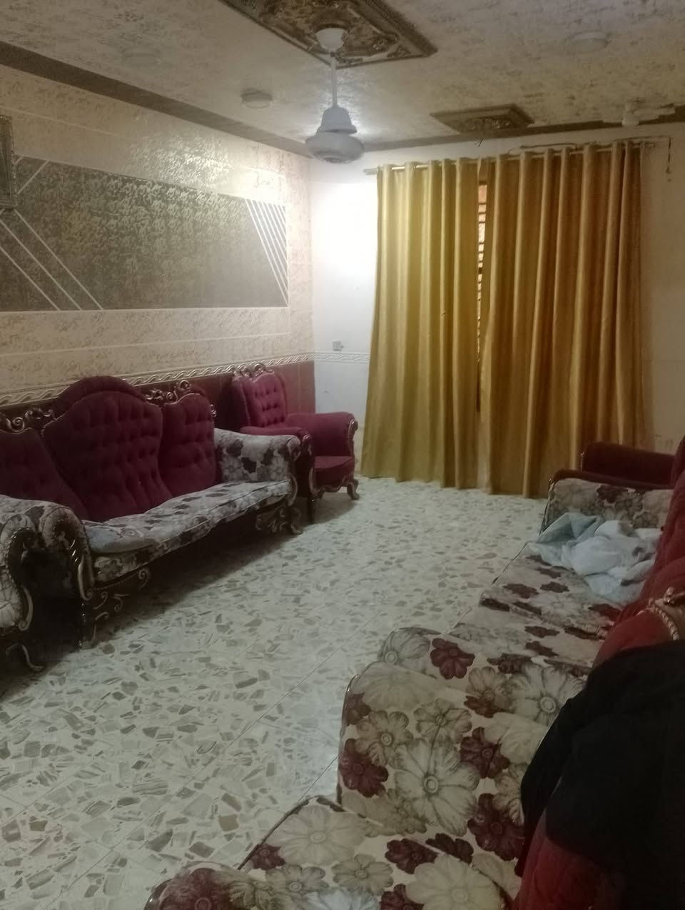 السلام عليكم دار للبيع المساحه 300متر  ركن على شارع الميه وعشره بي محلات ثنين زائد بيت خلف المحلات البيت يحتوي على 3غرف نوم استقبال مطبخ صاله البيت مسلح جاهز من كلشي قرب مولدة خالد الصبيحاوي***********الفرع امبلط
