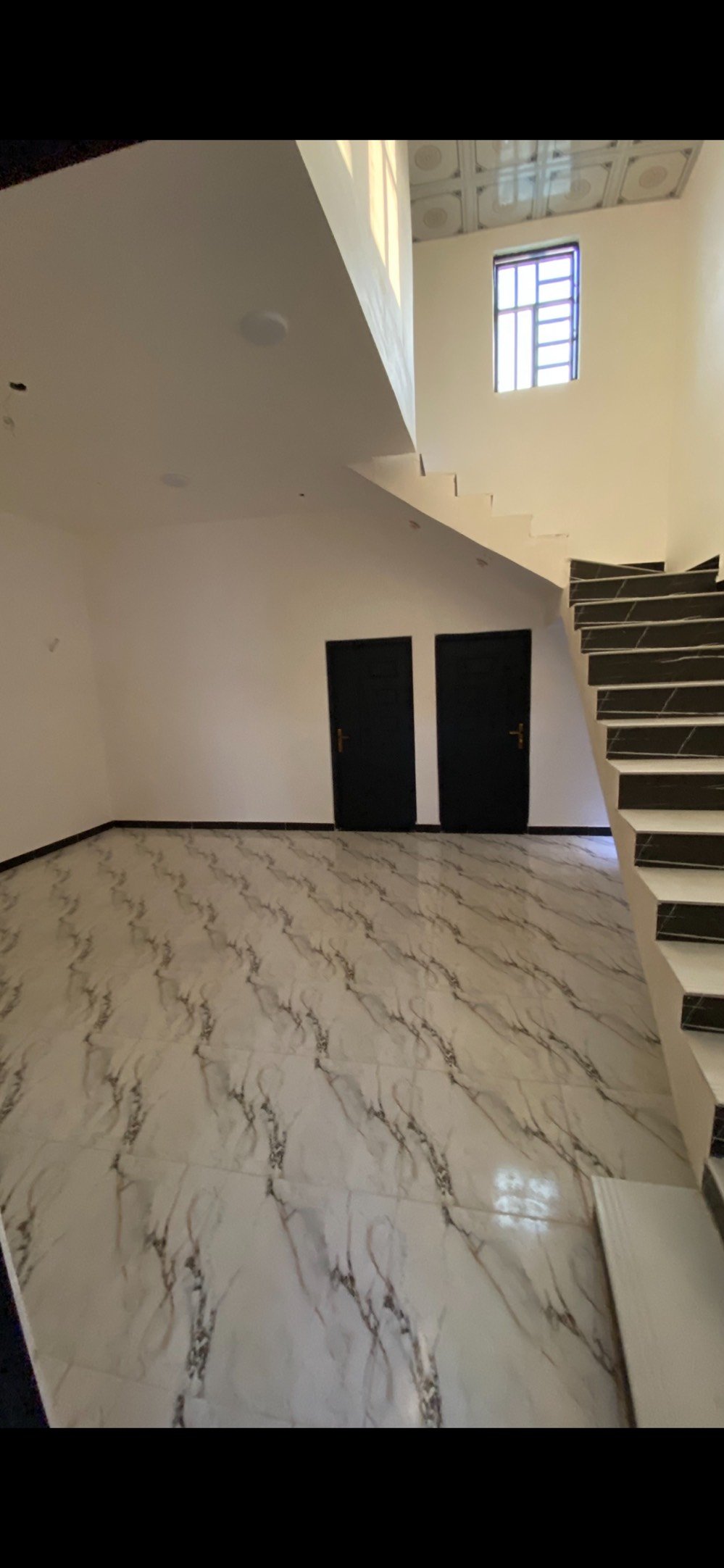 البيت للبيع مكون من واجهة عصرية وتصميم داخلي حديث. يتميز بأرضيات سيراميك جميلة ونوافذ توفر إضاءة مناسبة لجميع الغرف. مدخل واسع يفتح على غرفة استقبال وأخرى للعائلة. البيت فيه فناء خارجي مع مكان لحوض الزرع. مثالي للعوائل الباحثة عن الراحة والخصوصية. موقعه قريب من الخدمات الأساسية والمدارس.